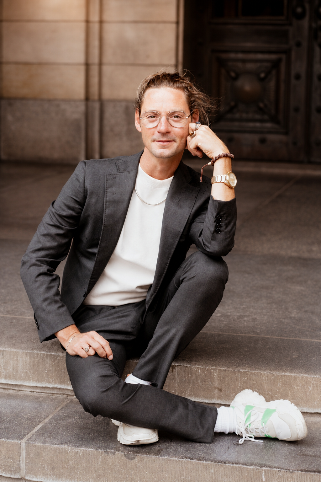 Business coach Bart Christiaens in pak op een trap in Rotterdam