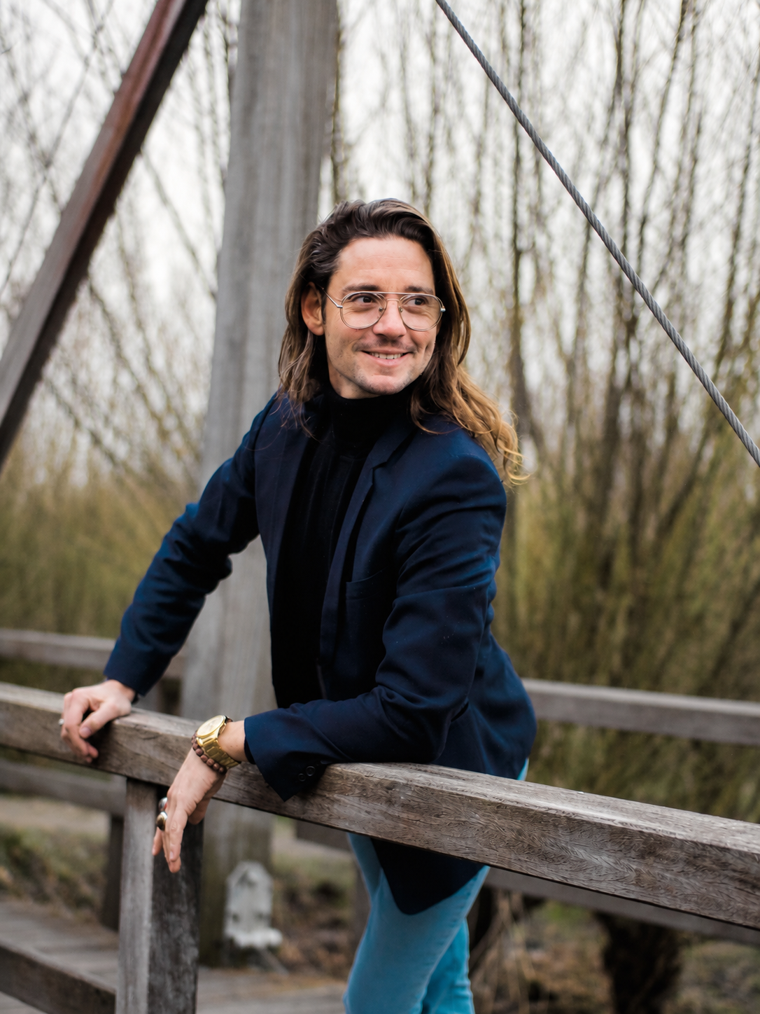 Bart Christiaens op een houten brug in de Rhoonse Grienden bij zijn praktijk in Rhoon