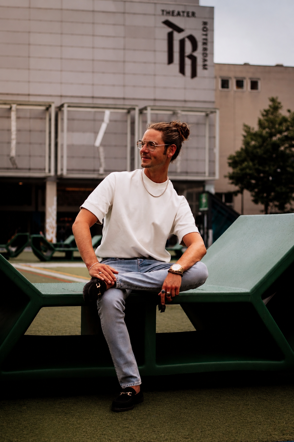 Bart Christiaens, systemisch coach en familieopsteller, zittend voor Theater Rotterdam
