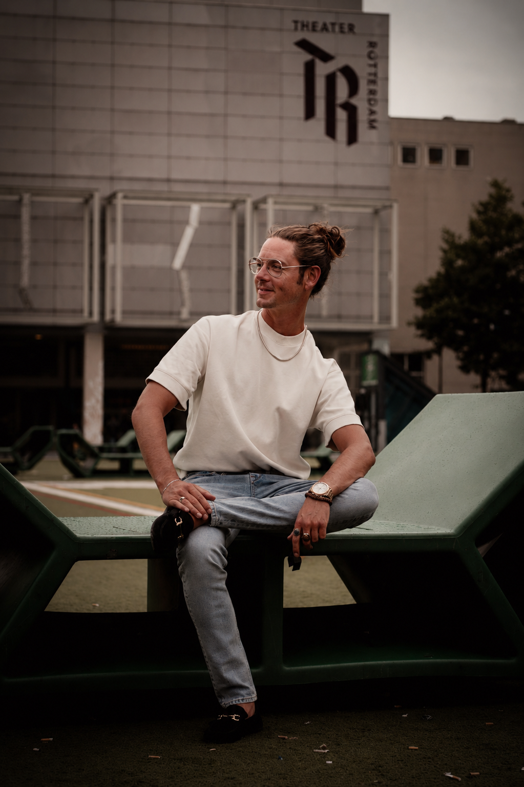 Bart Christiaens, business coach in Rotterdam, in gesprekshouding buiten in de stad