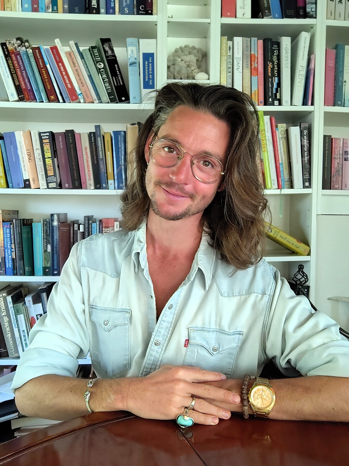 Bart Christiaens in zijn praktijkruimte in Rhoon, familieopsteller en systemisch coach