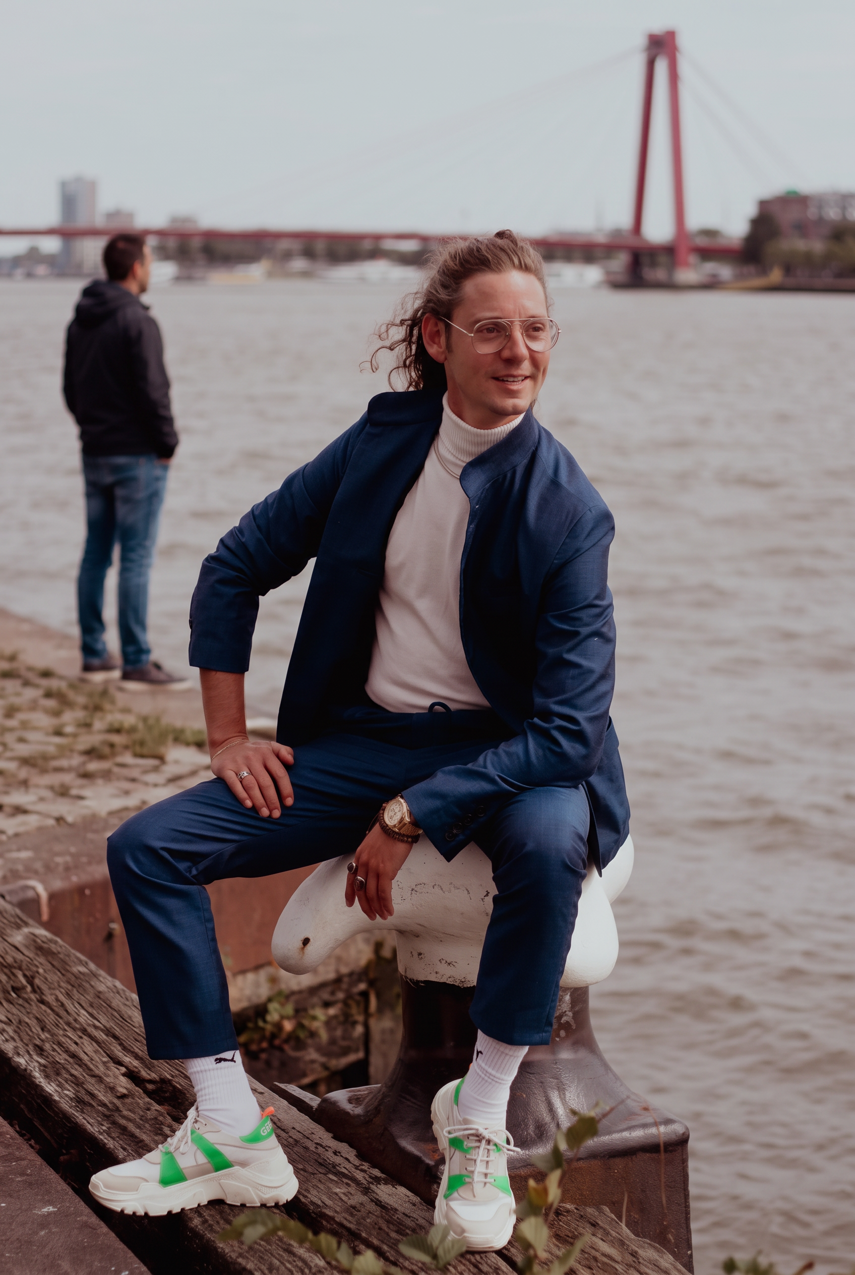 Bart Christiaens in gesprek met een man aan de Maas in de regio Rotterdam