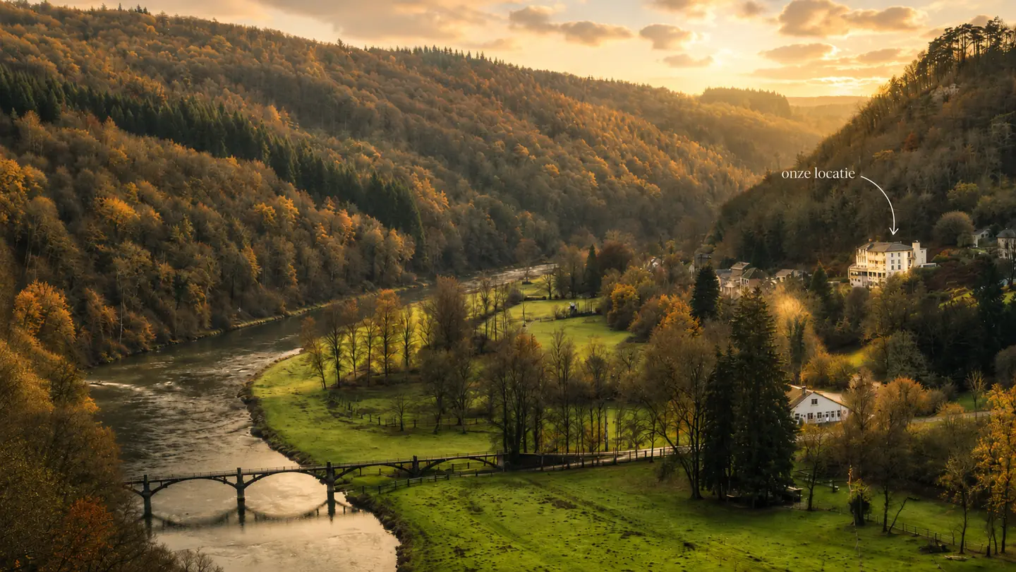 Retreat België in de Ardennen: zonsopkomst over de Semois bij Frahan, met de locatie van de retraite aangegeven
