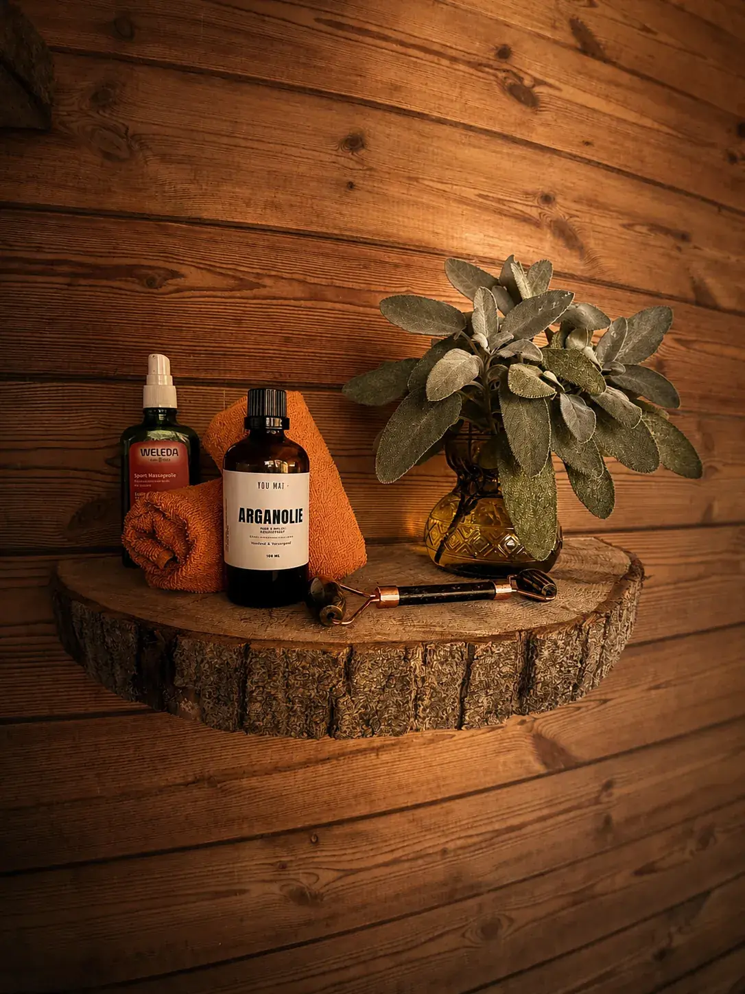 Verzorgingsproducten en salie op een houten plank in de warme behandelruimte voor rood lichttherapie
