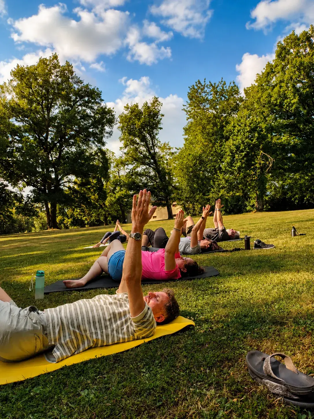 Yoga en lichaamswerk op het gazon van het Franse landgoed