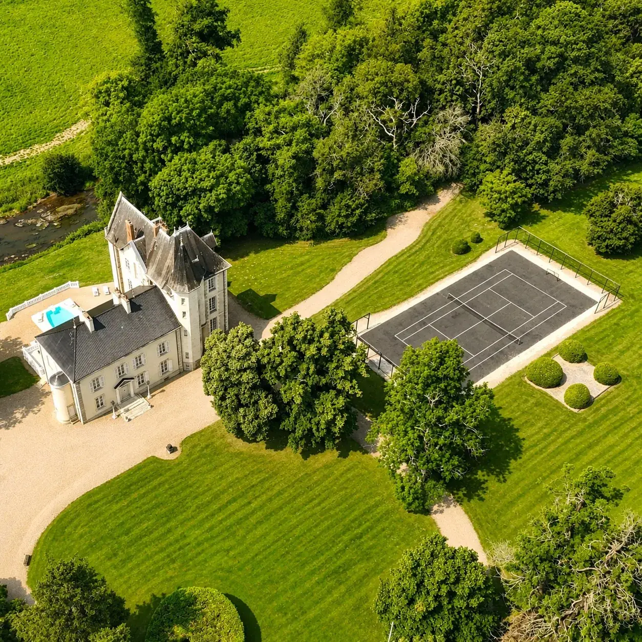 Luchtfoto van het landgoed met kasteel, park en tennisbaan