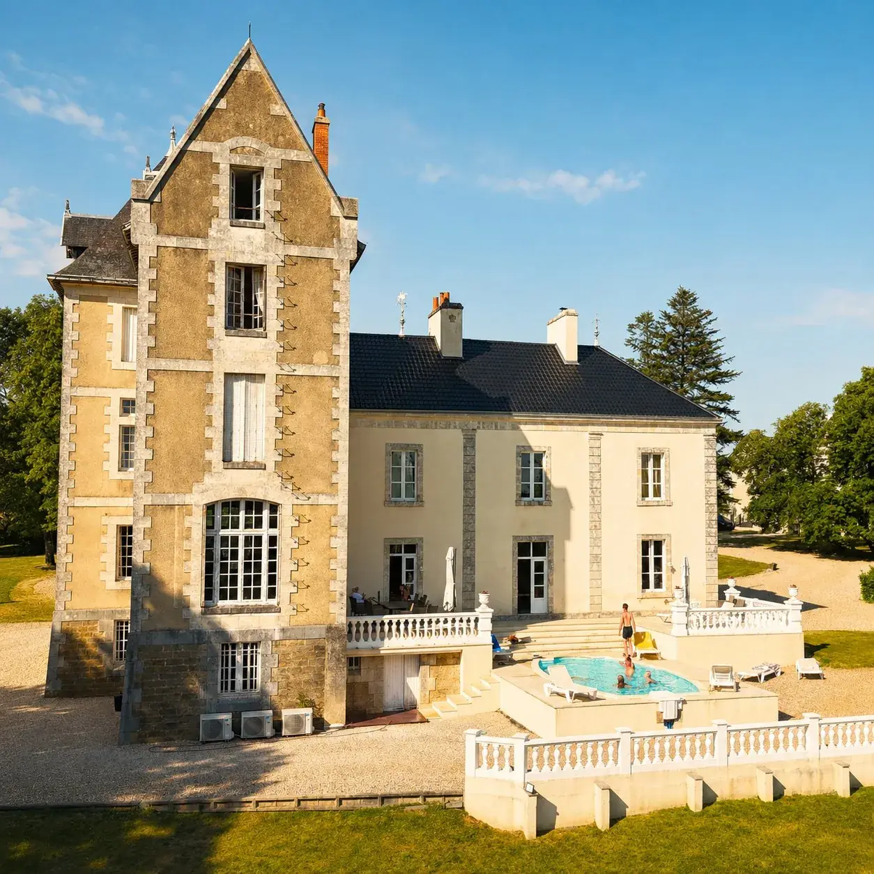 Château de Villejovet met het zonnige zwembadterras aan de voorzijde