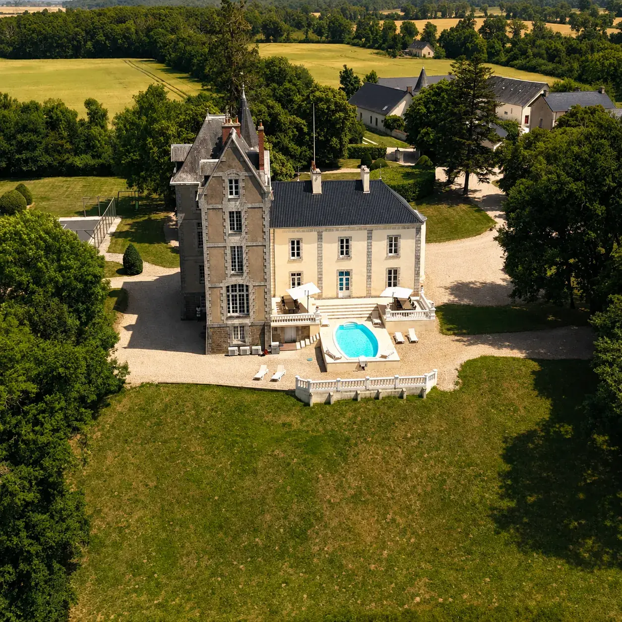 Château de Villejovet met de karakteristieke toren, het park en het grote gazon