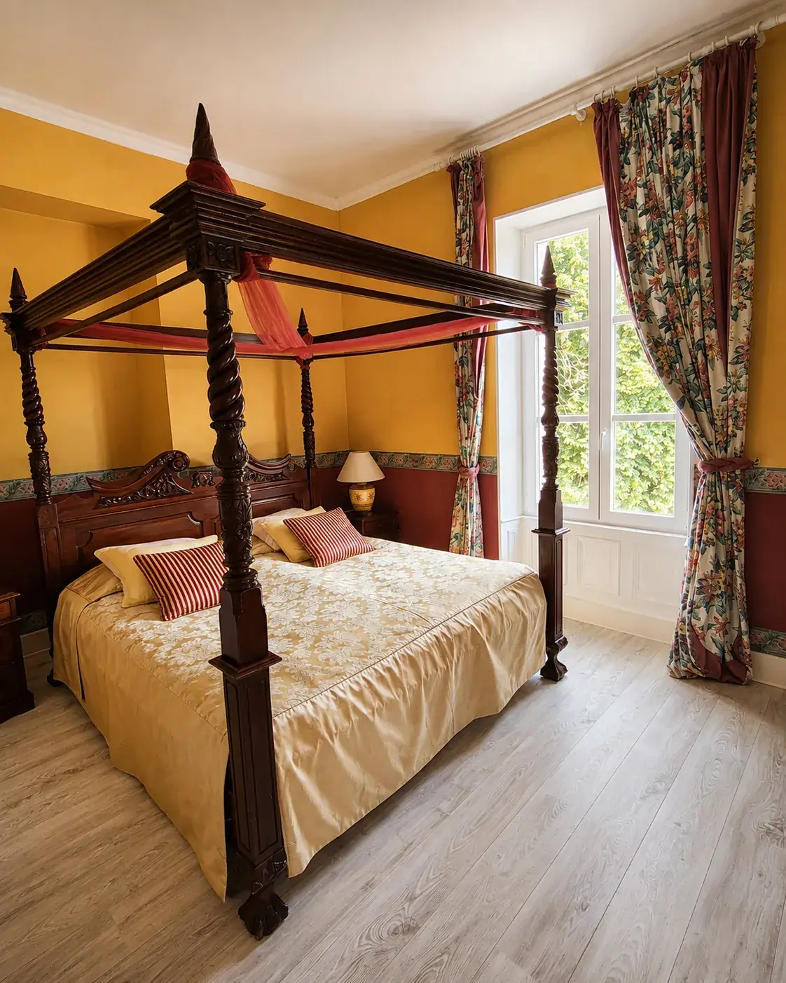 Historisch ingerichte kasteelkamer met hemelbed, okergele wanden en eigen badkamer op Château de Villejovet