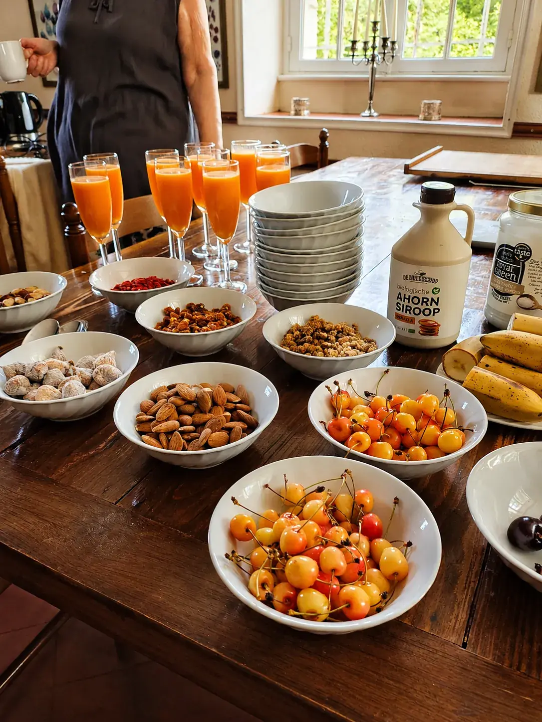 Biologisch en biodynamisch ontbijtbuffet met vers fruit op Château de Villejovet