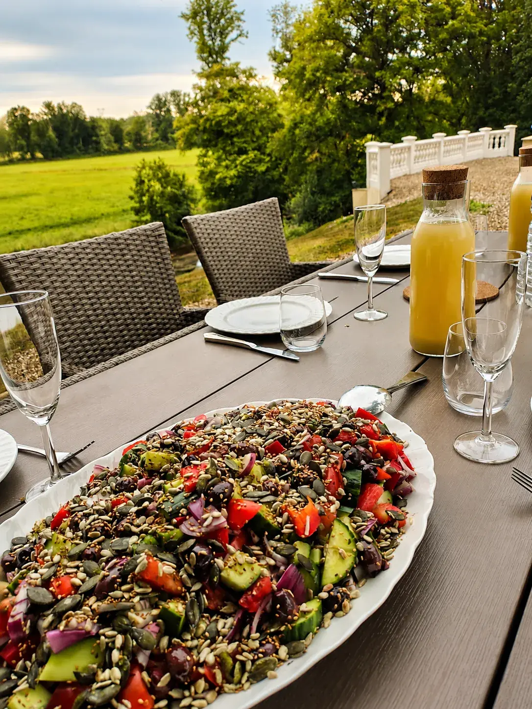 Verse salade van biologische en biodynamische groenten op het terras van het kasteel